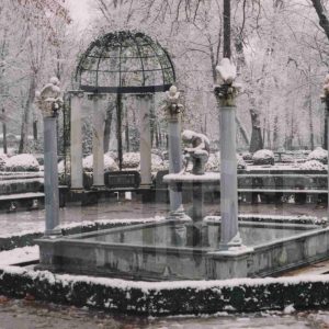 Fuente de las Arpías o del Niño de la Espina y alrededores en el Jardín de la Isla de Aranjuez tras una nevada