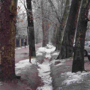 Restos de nieve en la calle de la Reina en Aranjuez