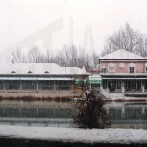 El desaparecido Hotel Delicias visto desde el Jardín del Príncipe de Aranjuez durante una nevada