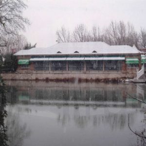 El desaparecido Hotel Delicias visto desde el Jardín del Príncipe de Aranjuez durante una nevada