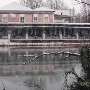 El desaparecido Hotel Delicias visto desde el Jardín del Príncipe de Aranjuez durante una nevada