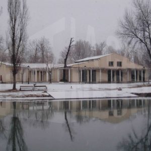 Instalaciones de la Piragüera de Aranjuez vistas desde el Jardín del Príncipe tras una nevada