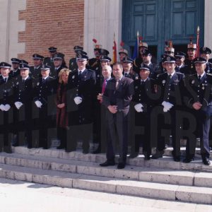 Varios policías locales en la escalera de la Iglesia de Alpajés junto al Alcalde de Aranjuez, Jesús Dionisio Ballesteros, y los concejales Ricardo Casas y Cristina Moreno.