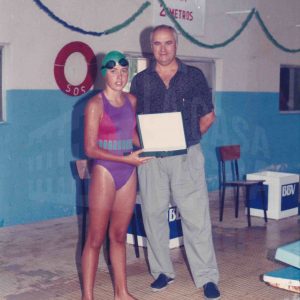 Manuel Ruiz, Concejal de Deportes del Ayuntamiento de Aranjuez, entrega un título a la nadadora Diana García en Aranjuez