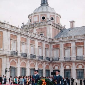 Guardias civiles, desfilando con la corona de laurel, durante el acto de despedida a los tenientes cadetes en Aranjuez