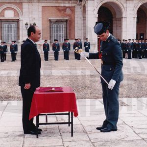 El Director General de la Guardia Civil condecorando, durante el acto de despedida a los tenientes cadetes en Aranjuez