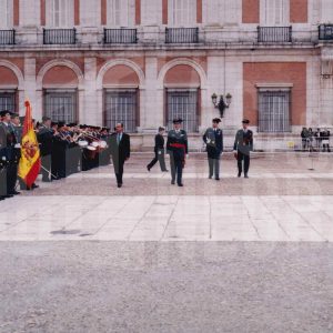 El Director General de la Guardia Civil, dirigiéndose a la bandera, durante el acto de despedida a los tenientes cadetes en Aranjuez