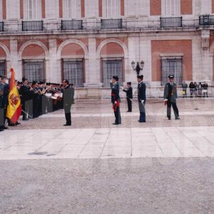 El Director General de la Guardia Civil, frente a la bandera, durante el acto de despedida a los tenientes cadetes en Aranjuez