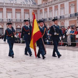 Guardias civiles desfilando con la bandera, durante el acto de despedida a los tenientes cadetes en Aranjuez
