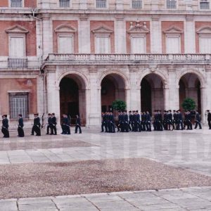 Guardias civiles desfilando con la bandera, durante el acto de despedida a los tenientes cadetes en Aranjuez