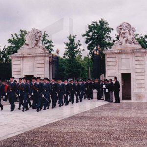 Guardias civiles desfilando con la bandera, durante el acto de despedida a los tenientes cadetes en Aranjuez