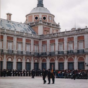 Guardias civiles desfilando ante la bandera, durante el acto de despedida a los tenientes cadetes en Aranjuez