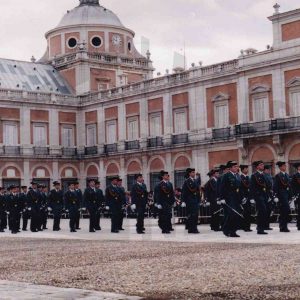 Guardias civiles desfilando, durante el acto de despedida a los tenientes cadetes en Aranjuez