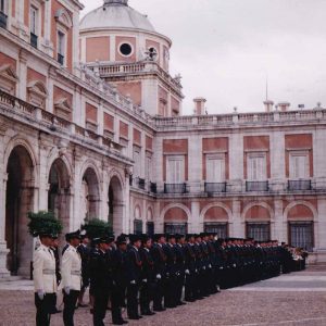 Formación de guardias civiles durante el acto de despedida a los tenientes cadetes en Aranjuez