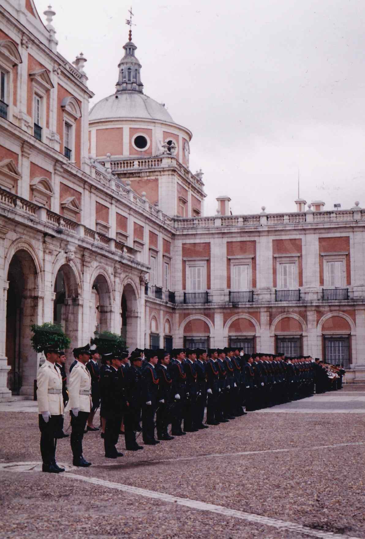 Formación de guardias civiles durante el acto de despedida a los tenientes cadetes en Aranjuez