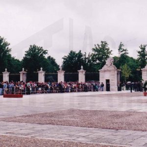 Público asistente al acto de despedida a los tenientes cadetes de la Guardia Civil en Aranjuez