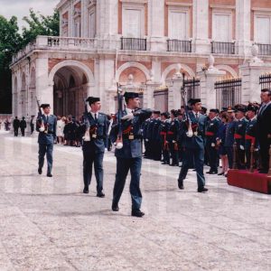 Guardias civiles, desfilando ante las autoridades y el  Director de la Guardia Civil, durante el acto de despedida a los tenientes cadetes en Aranjuez