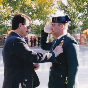 El Alcalde de Aranjuez, José María Cepeda, condecorando, en la Fiesta de la patrona de la Guardia Civil en Aranjuez