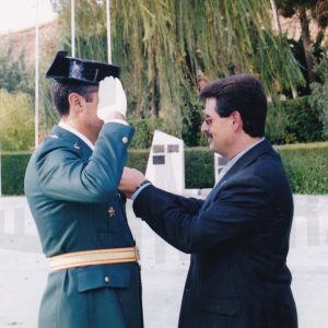El Alcalde de Aranjuez, José María Cepeda, condecorando, en la Fiesta de la patrona de la Guardia Civil en Aranjuez