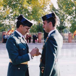 El Coronel Director de la Academia de Oficiales de la Guardia Civil, condecorando, en la Fiesta de la patrona de la Guardia Civil en Aranjuez