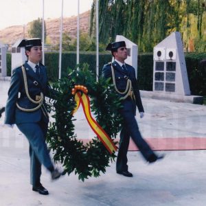 Guardias civiles, portando la corona de laurel, en la Fiesta de su patrona en Aranjuez
