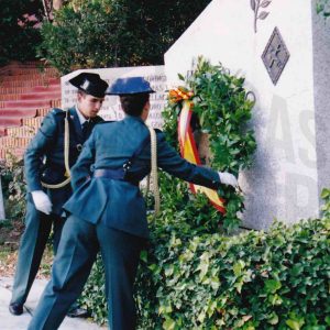 Guardias civiles, portando la corona de laurel, en la Fiesta de su patrona en Aranjuez
