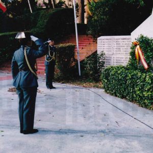 Guardias civiles, portando la corona de laurel, en la Fiesta de su patrona en Aranjuez