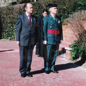 El Director General de la Guardia Civil, Santiago Valdivielso,  junto a un oficial durante el acto de rejura de bandera de la 2ª promoción de la Academia de Aranjuez