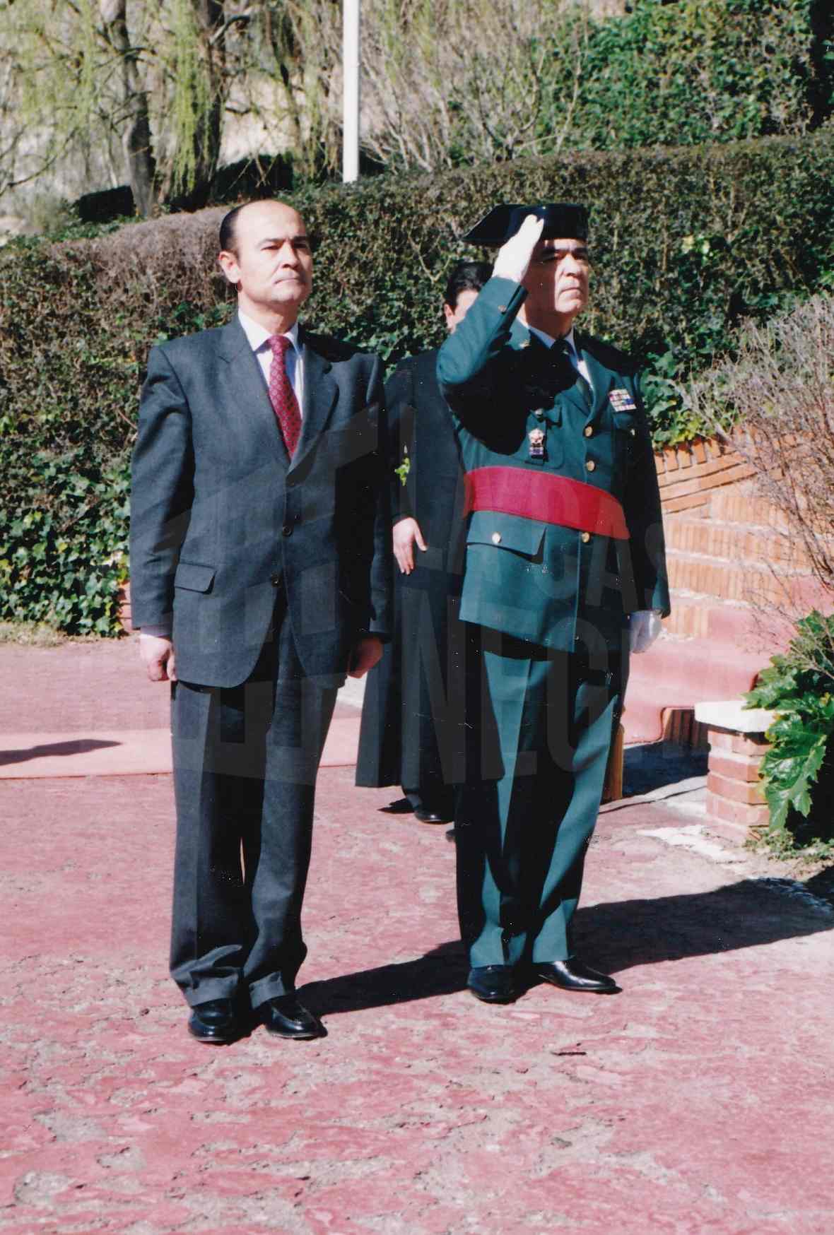 El Director General de la Guardia Civil, Santiago Valdivielso, junto a un oficial durante el acto de rejura de bandera de la 2ª promoción de la Academia de Aranjuez