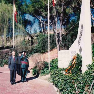 El Director General de la Guardia Civil, Santiago Valdivielso,  junto a un oficial durante el acto de rejura de bandera de la 2ª promoción de la Academia de Aranjuez