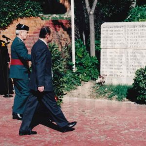 El Director General de la Guardia Civil, Santiago Valdivielso,  junto a un oficial durante el acto de rejura de bandera de la 2ª promoción de la Academia de Aranjuez