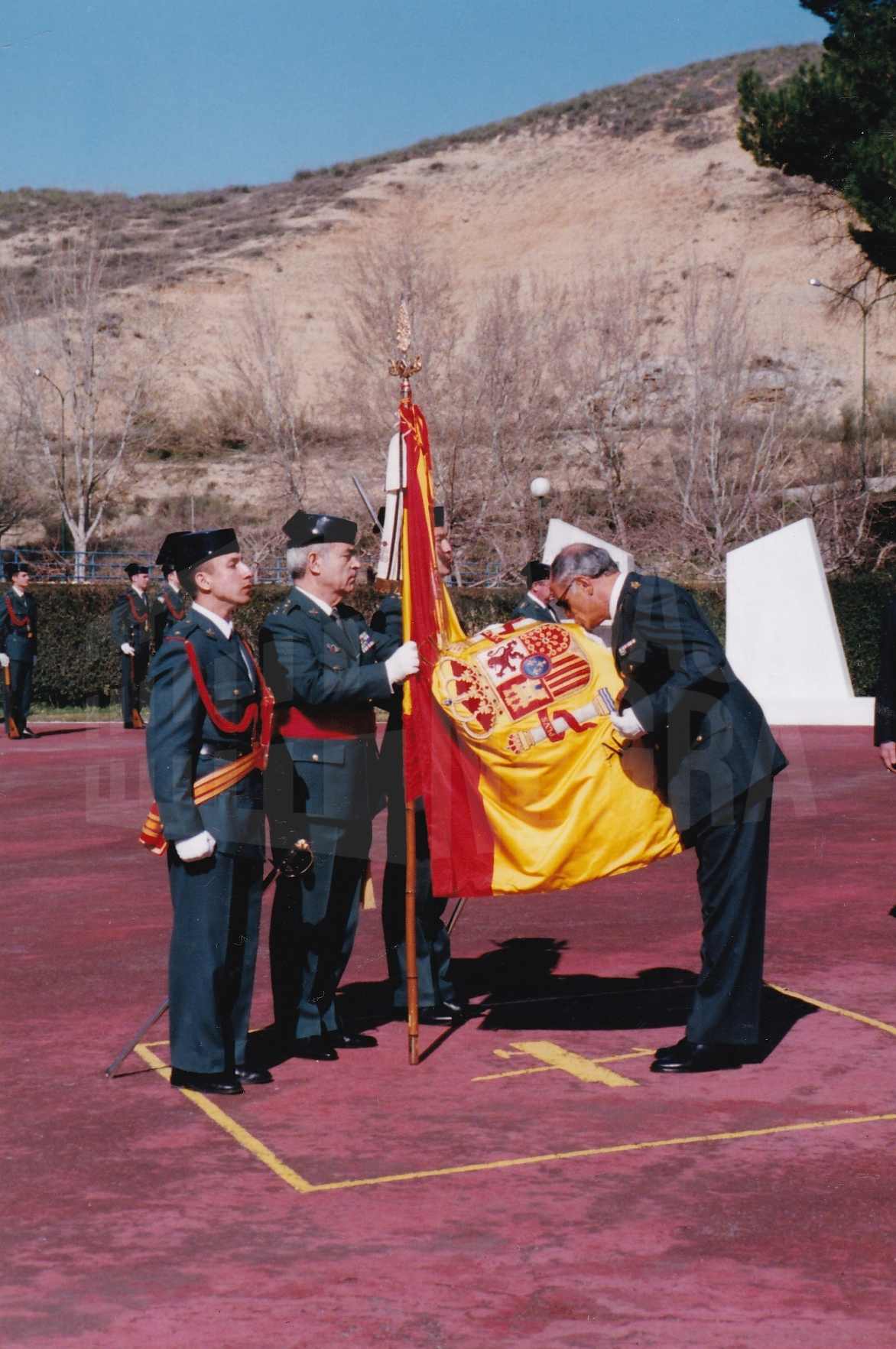Un general de la 2ª promoción de la Academia de la Guardia Civil de Aranjuez en el acto de rejura de bandera