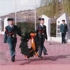 Guardias civiles portando la corona de laurel durante el acto de rejura de bandera de la 2ª promoción de la Academia de Aranjuez