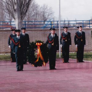 Guardias civiles portando la corona de laurel durante el acto de rejura de bandera de la 2ª promoción de la Academia de Aranjuez