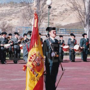 Guardia civil junto a la  bandera durante el acto de rejura de bandera de la 2ª promoción de la Academia de Aranjuez
