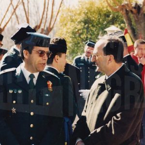El Teniente Coronel de la Guardia Civil Bernardo de la Iglesia junto al primer teniente de alcalde durante el acto de rejura de bandera de la 2ª promoción de la Academia de Aranjuez