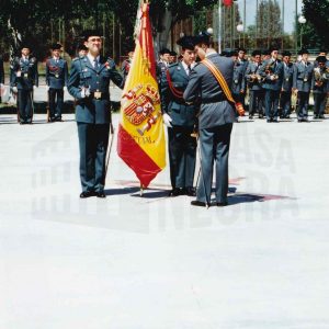 Guardias civiles junto a la bandera durante el acto de fin de curso de la Academia de Aranjuez