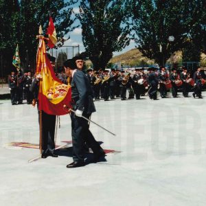 Guardias civiles besando la bandera durante el acto de fin de curso de la Academia de Aranjuez