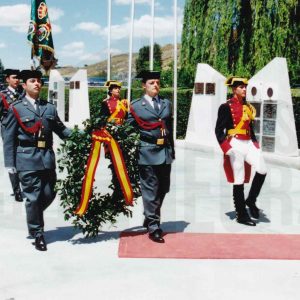 Guardias civiles portando la corona de laurel durante el acto de fin de curso de la Academia de Aranjuez