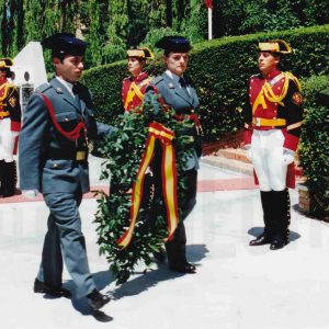 Guardias civiles portando la corona de laurel durante el acto de fin de curso de la Academia de Aranjuez