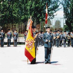 Guardias civiles junto a la bandera durante el acto de fin de curso de la Academia de Aranjuez