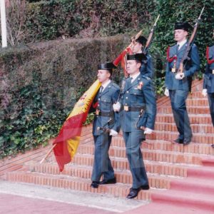 Guardias civilles portando la bandera durante el acto de toma de posesión como Director de la Academia de Aranjuez del Coronel Rafael Yuste Martínez