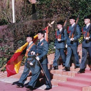 Guardias civilles portando la bandera, durante el acto de toma de posesión como Director de la academia del Coronel Rafael Yuste Martínez en Aranjuez