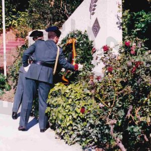 Guardias civiles colocando la corona de laurel, en la Fiesta de la patrona de la Guardia Civil en Aranjuez