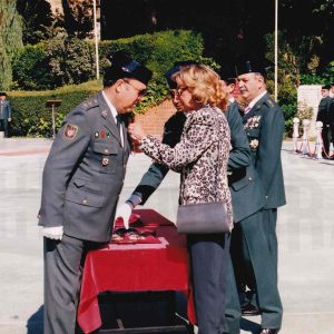El  Coronel Director de la Academia de Oficiales de la Guardia Civil, Rafael Yuste Martínez, siendo condecorado, en la Fiesta de la patrona de la Guardia Civil en Aranjuez