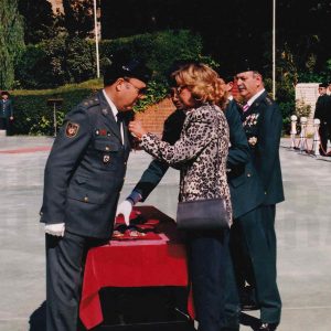 El  Coronel Director de la Academia de Oficiales de la Guardia Civil, Rafael Yuste Martínez, siendo condecorado, en la Fiesta de la patrona de la Guardia Civil en Aranjuez