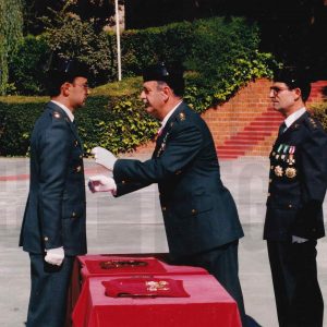 El Teniente Coronel, Juán Carlos Rodríguez Búrdalo, condecorando, en la Fiesta de la patrona de la Guardia Civil en Aranjuez