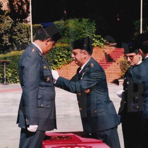 El Teniente Coronel, Juán Carlos Rodríguez Búrdalo, condecorando, en la Fiesta de la patrona de la Guardia Civil en Aranjuez