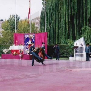Guardias civiles, portando la corona de laurel, en la Fiesta de su patrona en Aranjuez