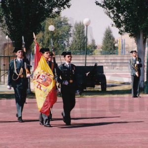 Guardias civiles, portando la bandera, en la Fiesta de su patrona en Aranjuez